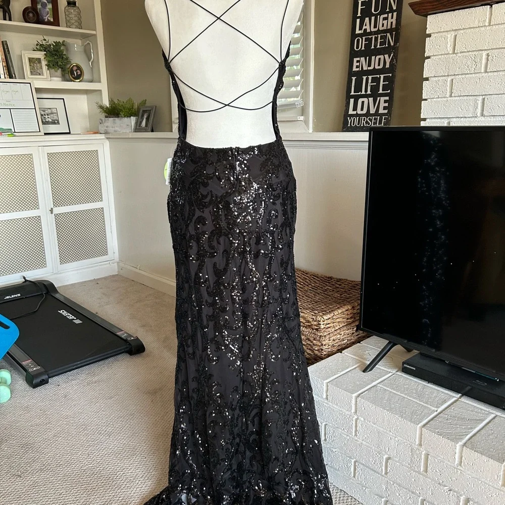 Gorgeous new with tags formal dress with sequins. - Picture 5 of 9
